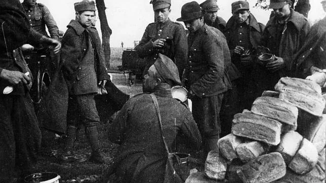 Grupo de soldados y oficiales polacos tomados prisioneros por los soviéticos durante la campaña de septiembre de 1939