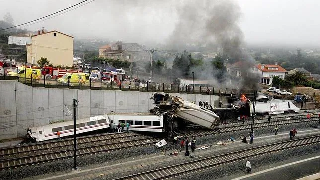 Imagen del tren accidentado en Santiago en el que perdieron la vida 80 personas