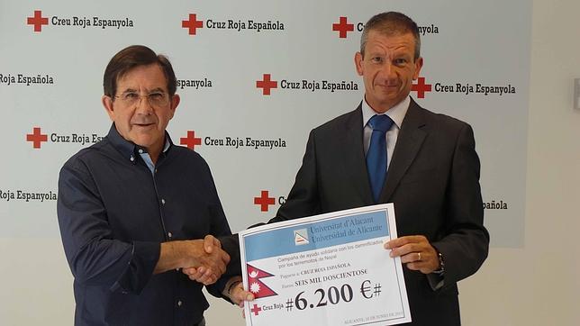 La Universidad de Alicante dona a Cruz Roja 6.200 euros para la emergencia en Nepal