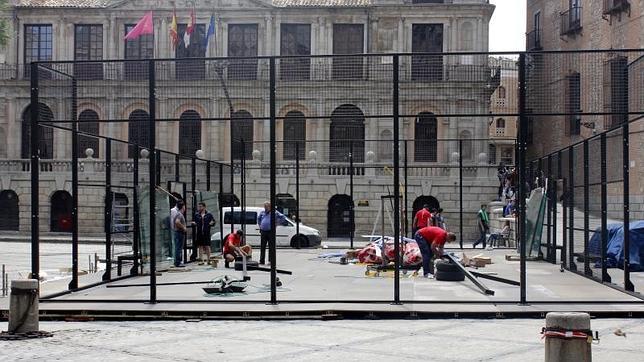 Ya se están instalado las pistas de padel en lo plaza del Ayuntamiento