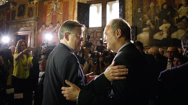 Ximo Puig (PSOE) y Alberto Fabra (PP) se saludan en una imagen de la pasada semana