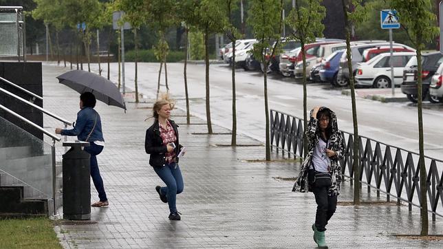 Fuertes tormentas de granizo causan inundaciones y daños por media España