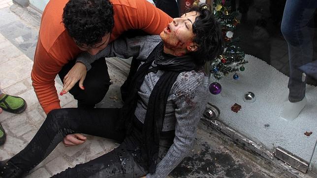 Shaima al-Sabbagh recibe ayuda después de resultar herida durante enfrentamientos con la Policía en enero