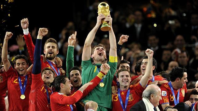 Casillas levanta la primera Copa del Mundo de España