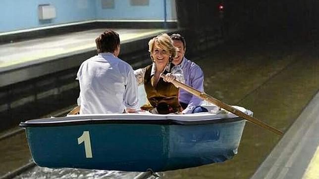 Montaje de Esperanza Aguirre en barca por el metro