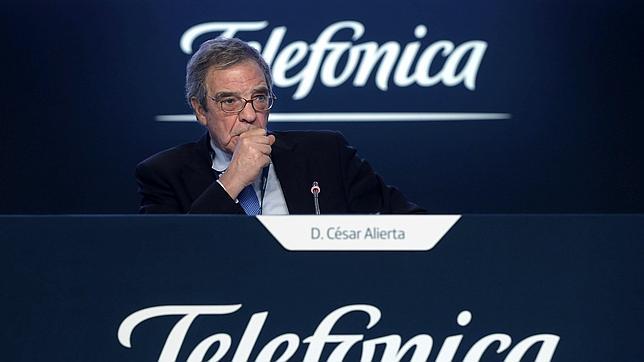 El presidente de Telefónica, César Alierta, durante la junta de accionistas de la compañía