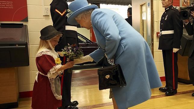 Un soldado golpea a una niña que había saludado a la Reina Isabel II