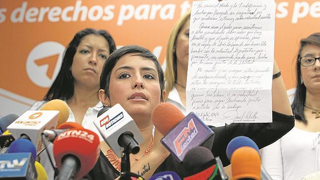 Patricia Gutiérrez de Ceballos muestra la carta en al que Ceballos pide mantener la lucha contra Maduro