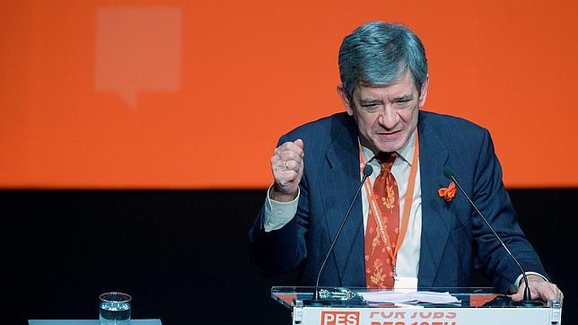 Enrique Barón, ayer, durante su discurso al plenario del PES en el que anunció la retirada de su candidatura