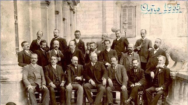 Los «nobles y discretos varones» que gobernaban a Toledo en el año 1905 posando en la balconada de las Casas Consistoriales, con el alcalde José Benegas y Camacho sentando en el centro