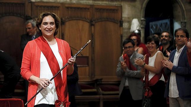 Colau promete gobernar con realismo: «No somos ingenuos»