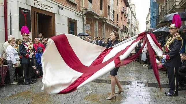 Concepción Gamarra. alcaldesa de Logroño, en los tradicionales banderazos de San Bernabé, el pasado 11 de junio