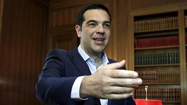 Tsipras acepta ceder en los recortes si le perdonan la deuda