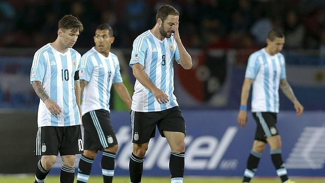 Los jugadores de Argentina lamentan el empate de Paraguay