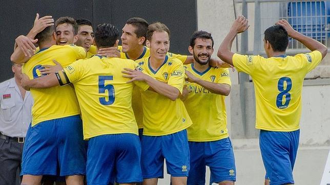 Los jugadores del Cádiz celebran un gol