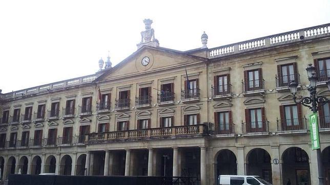 La bandera de España, «retirada» temporalmente de la fachada del Ayuntamiento de Vitoria