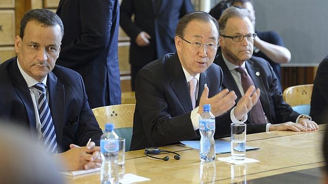 Ban Ki Moon (c), Ould Cheikh Ahmed (i) y Michael Moller, esta mañana en la ONU