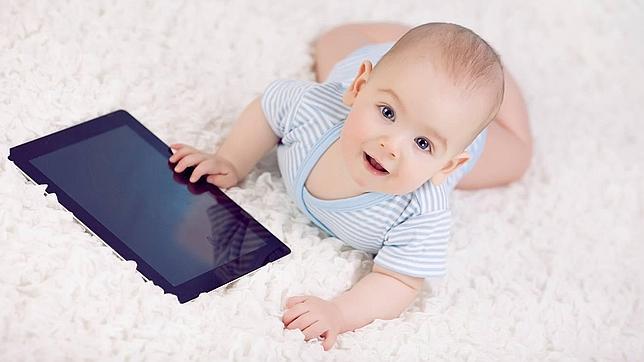 Un estudio sostiene que los niños deben usar tablets desde la cuna