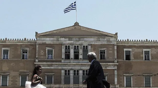Varias personas pasean frente al Parlamento de Atenas