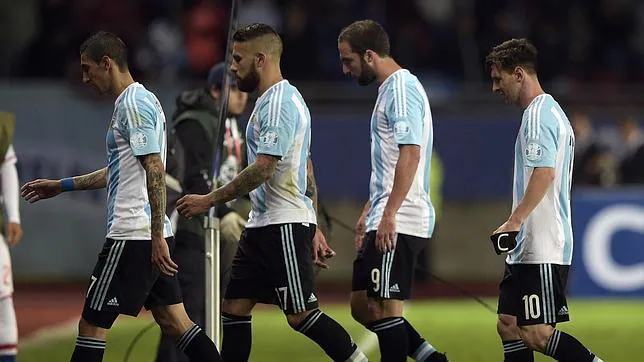 Di María y Messi, entre otros, abandonan el campo tras empatar con Paraguay