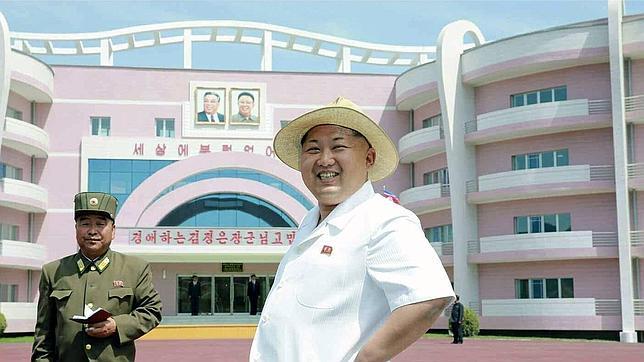Fotografía cedida por Rodong Sinmun, el periódico del gobernante Partido de los Trabajadores, que muestra al líder norcoreano Kim Jong-un (c) mientras visita un orfanato
