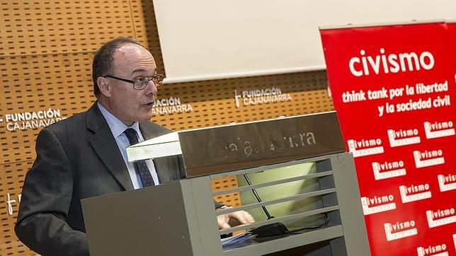 Luis Linde durante una conferencia organizada por Civismo