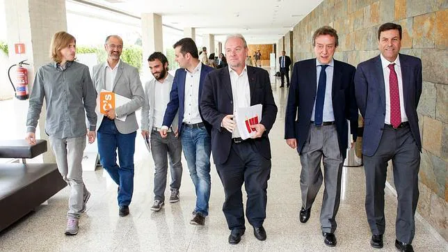Pablo Fernández, Luis Fuentes, Tudanca, Jose Francisco Martín, De Santiago Juárez y Fernández Carriedo, en un receso de la reunión de ayer