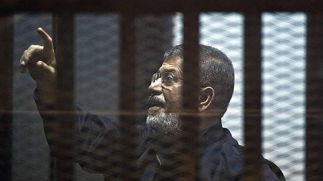 Los claroscuros de la condena a muerte del expresidente egipcio Mohamed Mursi