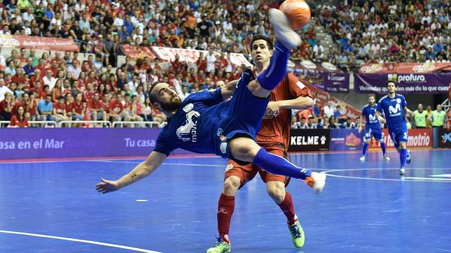 Ricardinho intenta un remate en presencia de Bebe (ElPozo)