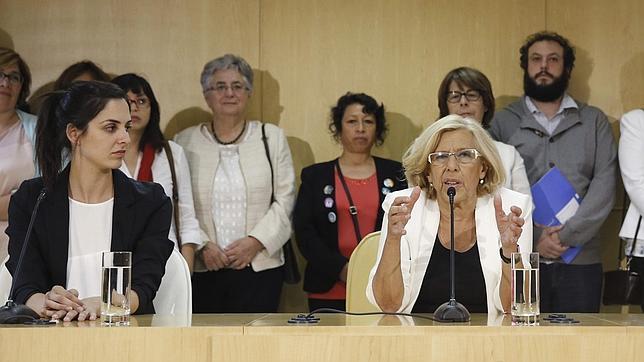 La nueva alcaldesa de Madrid, Manuela Carmena, junto a la portavoz del Gobierno, Rita Maestre, durante la rueda prensa ofrecida tras la primera Junta de Gobierno del Ayuntamiento de Madrid