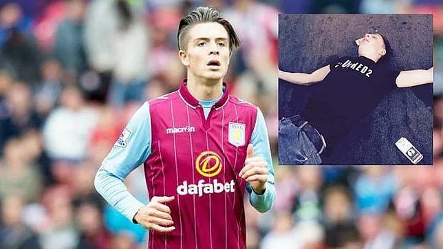 El futbolista con la elástica del Aston Villa y el estado inconsciente en que fue fotografiado