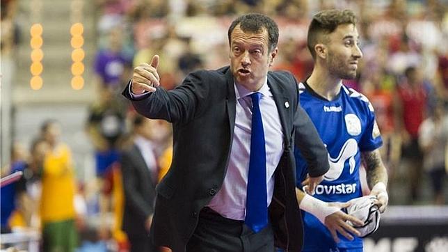 Jesús Velasco da instrucciones junto a Mario Rivillos