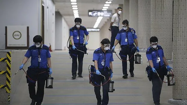 Trabajos de desinfección en el aeropuerto de Seúl, este miércoles