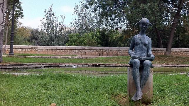 Roban una estatua en el centro de Valencia y se la llevan en un carro de supermercado a una chatarrería