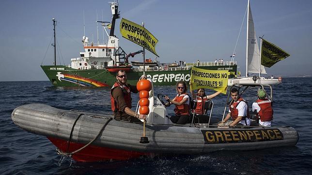 El barco de Greenpeace llega a España para reivindicar la protección del medio ambiente