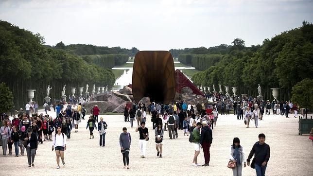 Atacan en Versalles la controvertida «vagina de la reina» de Anish Kapoor