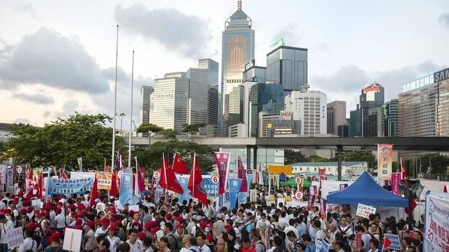 Protestas de partidarios prochinos junto al Parlamento de Hong Kong