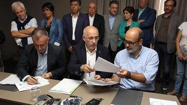 Torres, Morales y Brito, este jueves al firmar el pacto de gobierno
