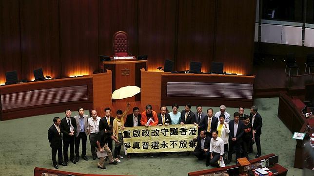 El Parlamento de Hong Kong rechaza la reforma electoral propuesta por Pekín