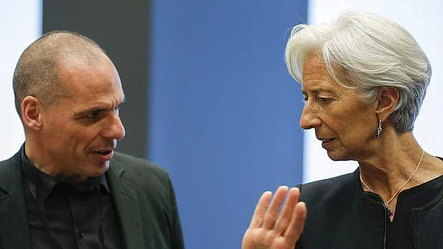 El ministro de Finanzas griego, Yanis Varufakis (i) saluda a la directora gerente del Fondo Monetario Internacional (FMI), Christine Lagarde (d) al inicio de la reunión de ministros de Economía y Finanzas del Eurogrupo