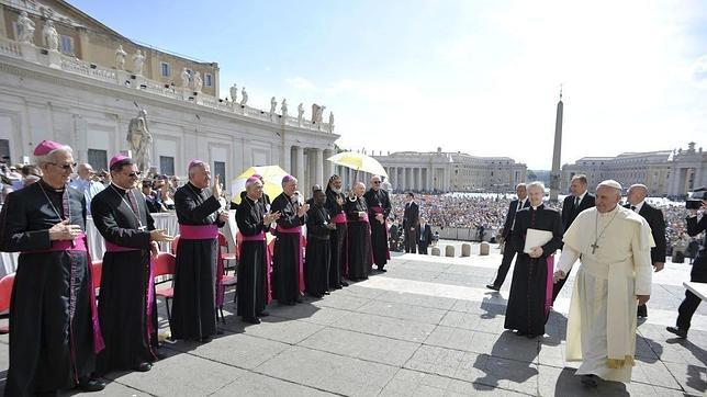 El Papa pide en su encíclica una «revolución cultural» contra «el suicidio» del planeta