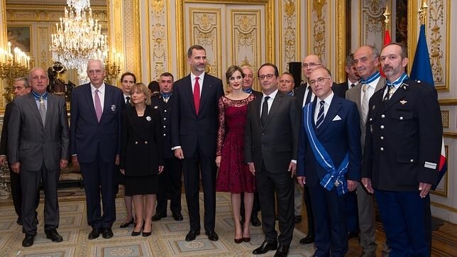 Los Reyes, en su reciente visita de Estado a Francia, con Hollande y ciudadanos franceses condecorados