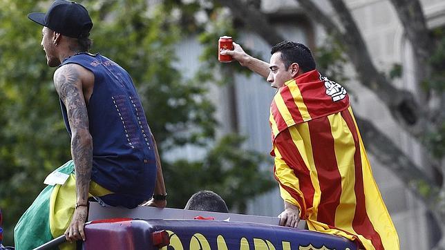 Xavi y Neymar en la Rúa para celebrar la Champions