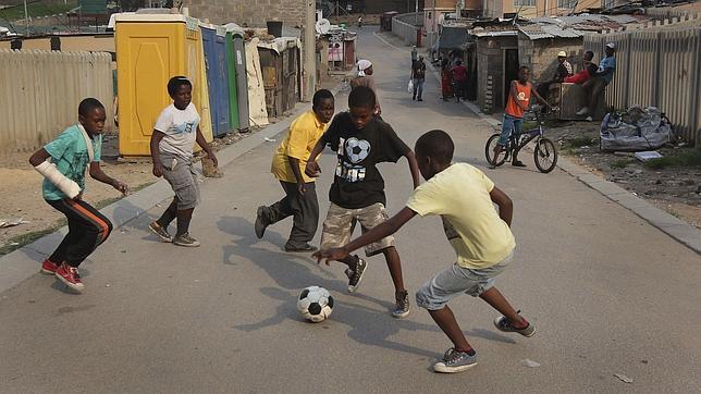 Niños blancos y negros, separados en un colegio de Sudáfrica como en tiempos del Apartheid