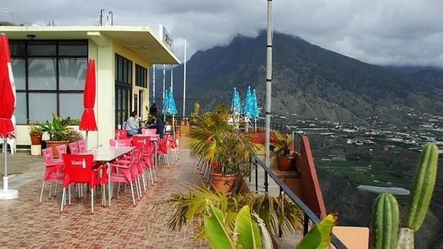 Desde la terraza del bar-cafetería del mirador de El Time la panorámica de La Palma es sencillamente inolvidable
