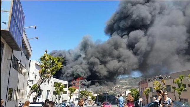 Arde una fábrica de colchones en Alcoy