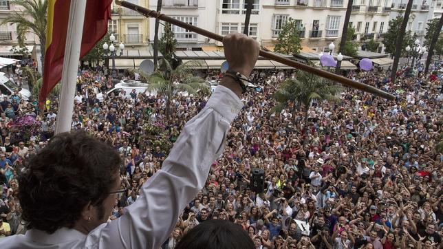 El alcalde de Cádiz cambia el retrato del Rey por el del alcalde durante la Primera República