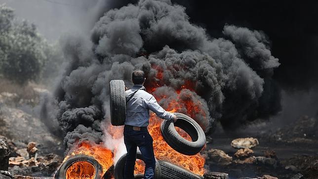 Un israelí muere por disparos de un palestino contra su vehículo cerca de una colonia