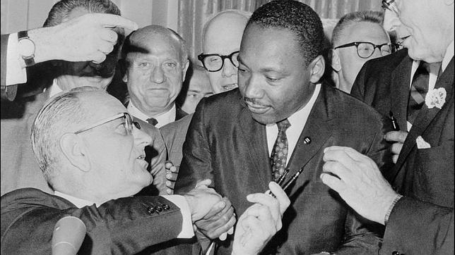 Lyndon B. Johnson y Martin Luther King durante la firma de la Ley de Derechos Civiles de 1964
