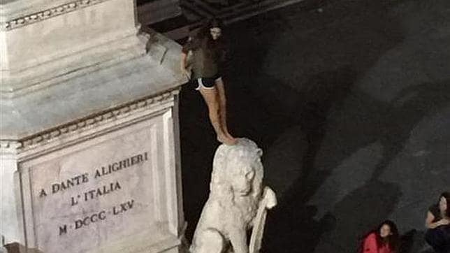 Imagen que ha causado la indignación, de una turista encaramada a la escultura de Dante en la plaza de la Santa Croce